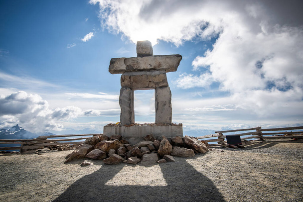 Памятник Иланааку инукшуку в Уистлере, Британская Колумбия, Канада
 - Фото, изображение
