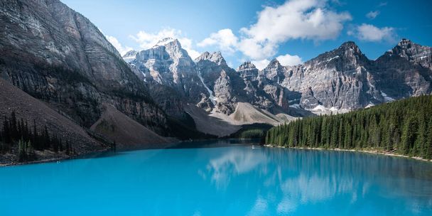 Jezioro Moraine w Parku Narodowym Banff, Alberta, Kanada - Zdjęcie, obraz