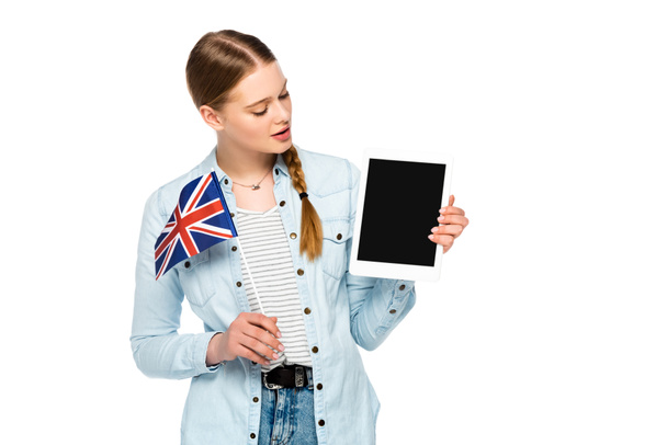 Mädchen mit Zopf hält digitales Tablet mit leerem Bildschirm und uk Flagge isoliert auf weiß - Foto, Bild