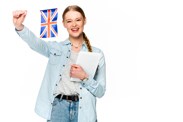 glücklich hübsches Mädchen mit Zopf hält digitale Tablette und uk Flagge isoliert auf weiß - Foto, Bild