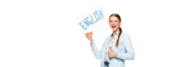 uśmiechnięta dziewczyna z warkoczem trzymająca bańkę mowy z angielskim napisem i pokazująca kciuk w górze odizolowany na białym, panoramicznym ujęciu - Zdjęcie, obraz