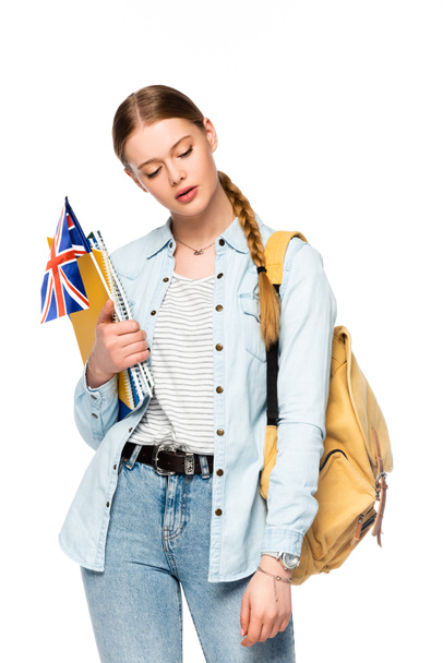 Sırt çantalı kız kitaplarını ve İngiliz bayrağını beyaza sardı - Fotoğraf, Görsel
