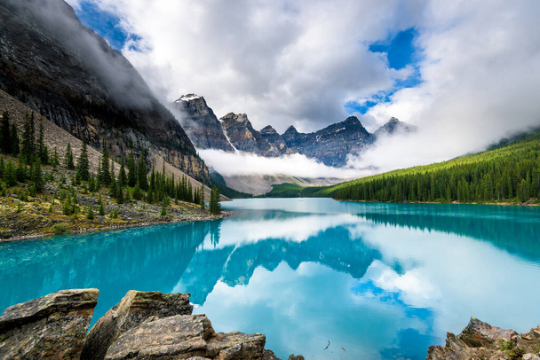 Όμορφη λίμνη Moraine σε Banff εθνικό πάρκο, Αλμπέρτα, Καναδάς - Φωτογραφία, εικόνα