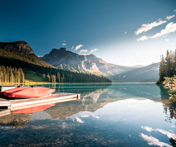 Изумрудное озеро летом, национальный парк Йо, Британская Колумбия, Канада
 - Фото, изображение