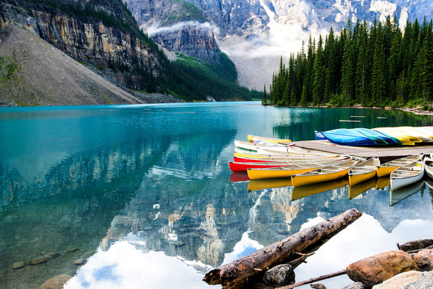 Hermoso lago Moraine en el parque nacional Banff, Alberta, Canadá
 - Foto, imagen