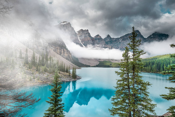 Krásné jezero Moraine v národním parku Banff, Alberta, Kanada - Fotografie, Obrázek