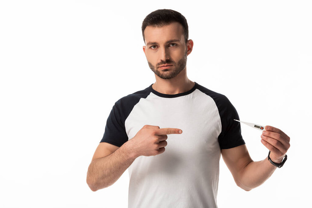 άρρωστος άνθρωπος που δείχνει με το δάχτυλο το ψηφιακό θερμόμετρο απομονώνεται σε λευκό  - Φωτογραφία, εικόνα