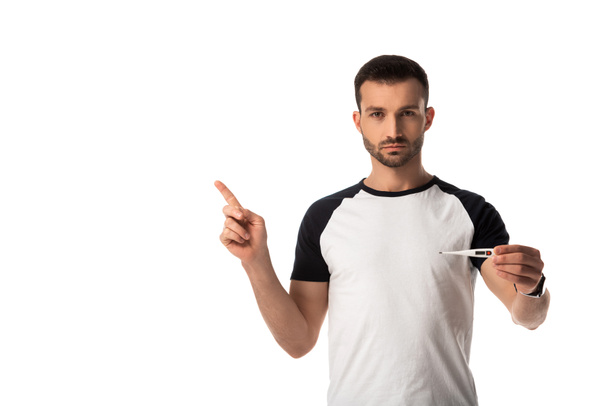 hombre enfermo señalando con el dedo y sosteniendo termómetro digital aislado en blanco
  - Foto, imagen