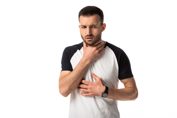 nemocný muž dotýkající se bolesti v krku izolované na bílé  - Fotografie, Obrázek