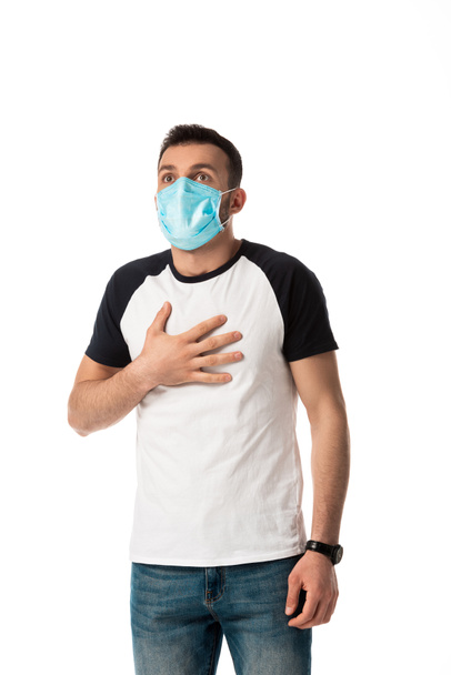 άρρωστος άνθρωπος με ιατρική μάσκα αγγίζοντας το στήθος απομονώνονται σε λευκό  - Φωτογραφία, εικόνα