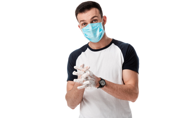 Mann mit medizinischer Maske wäscht Hände isoliert auf weißem Grund  - Foto, Bild