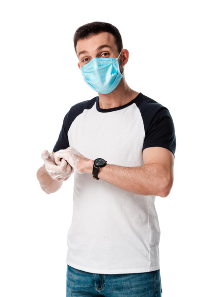homem em máscara médica lavar as mãos e olhando para a câmera isolada no branco
  - Foto, Imagem