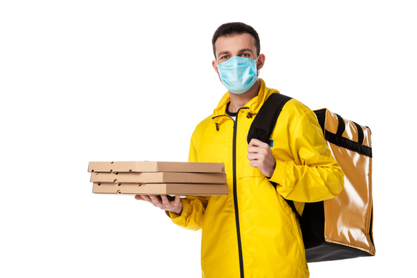 livreur en masque médical tenant boîtes à pizza en carton isolé sur blanc
  - Photo, image