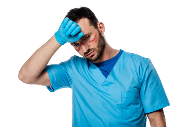 médico cansado con marcas en la cara tocando la frente aislado en blanco
   - Foto, Imagen