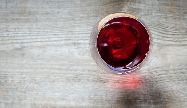 Červené víno ve sklenici vína. The Top View - Fotografie, Obrázek