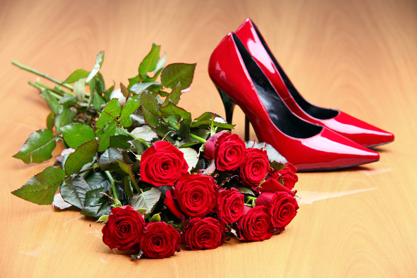 bliska parę czerwony kobiece buty i czerwone róże - Zdjęcie, obraz