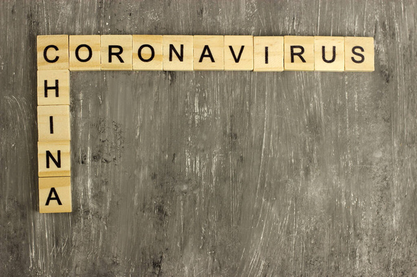 Tahta harflerden Coronavirus ve Çin kelimelerinin bulmacası. Bir salgın, tıbbi sağlık risk konsepti, virüsün dünyaya yayılması. - Fotoğraf, Görsel