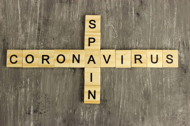 Crucigrama de las palabras y Coronavirus y España de letras de madera. un brote pandémico, un concepto de riesgo para la salud médica, la propagación del virus en el mundo
 - Foto, Imagen
