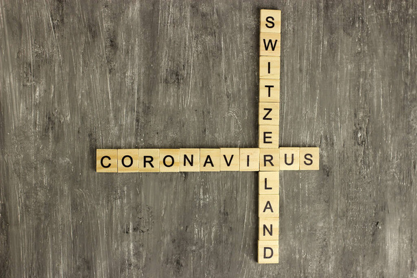 Crucigrama de las palabras Coronavirus y Suiza de letras de madera. un brote pandémico, un concepto de riesgo para la salud médica, la propagación del virus en el mundo
 - Foto, Imagen