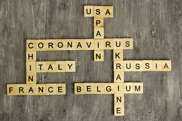 Krzyżówka słów Koronawirus z różnych krajów z liter drewnianych. wybuch pandemii, koncepcja zagrożenia zdrowia medycznego, rozprzestrzenianie się wirusa na świecie - Zdjęcie, obraz