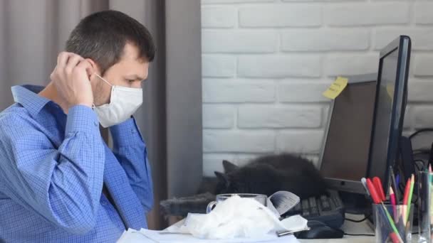 L'uomo in quarantena indossa una maschera protettiva medica, accarezza il gatto e va a lavorare.
 - Filmati, video