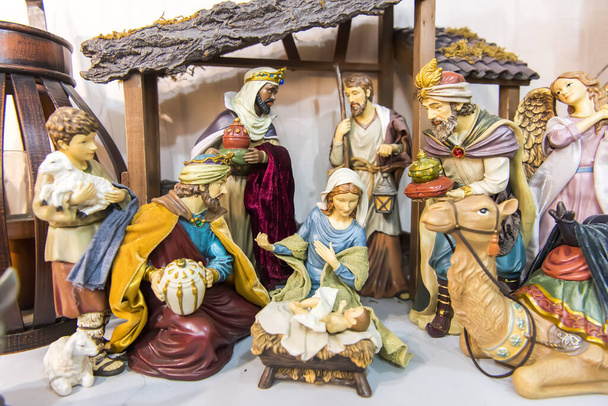 Belén. Navidad. Escena del Pesebre de Navidad con figuras recién nacidas Jesús, María, José y magos
 - Foto, Imagen