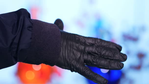 Medizinische schwarze Latex-Handschuhe Hand und Coronavirus Bakterien Ton Modell. Covid 19 Bakterium. Arzt in Latexhandschuhen schlägt Coronavirus-Bakterien. Coronavirus-Impfstoff. Grippe, SARS, MERS-Virus ncov.  - Filmmaterial, Video