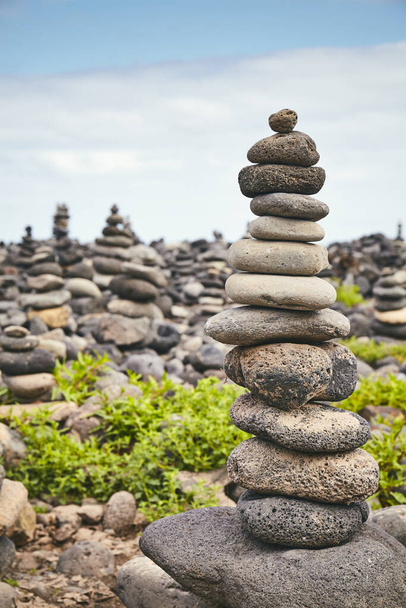 Pila di pietra su una spiaggia, concetto di equilibrio, messa a fuoco selettiva
. - Foto, immagini