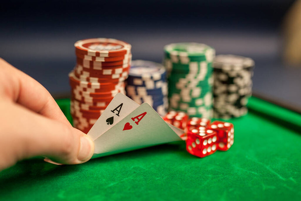 jogar cartas, dados e fichas de poker na mesa de poker verde
 - Foto, Imagem