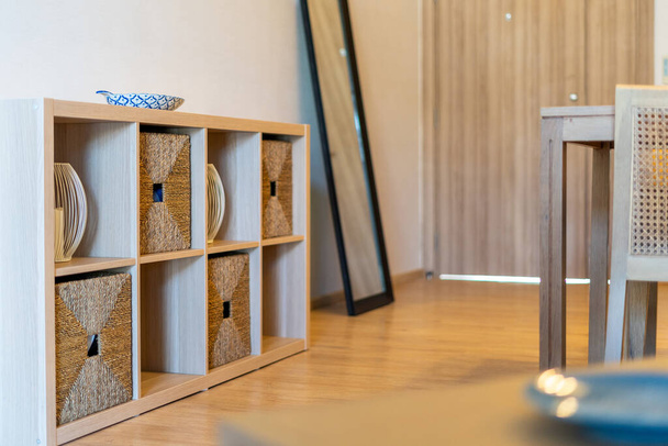 Design interiéru ve vile, domě, domě, bytě a apartmánu je vybaven dřevěnou skříňkou a zrcadlem - Fotografie, Obrázek
