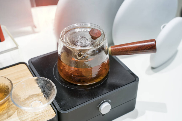 Γυάλινο ηλεκτρικό βραστήρα με τσάι - Φωτογραφία, εικόνα