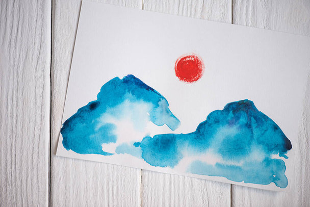 Κάτοψη του χαρτιού με ιαπωνική ζωγραφική σε ξύλινο φόντο - Φωτογραφία, εικόνα