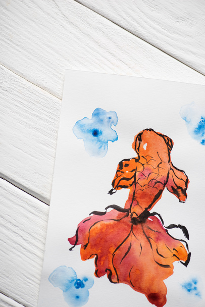 Vista superior de papel com pintura japonesa com peixe laranja sobre fundo de madeira
 - Foto, Imagem