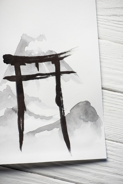 Vista dall'alto della carta con geroglifico nero dipinto su fondo di legno
 - Foto, immagini