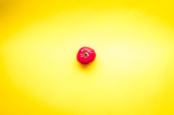 rote Chilischote auf gelbem Hintergrund - Foto, Bild