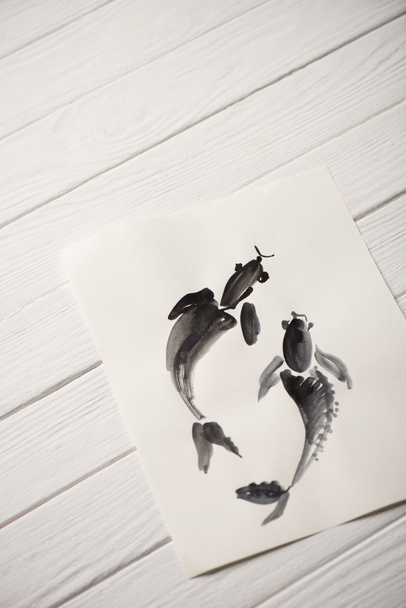 Vista superior del cuadro japonés con peces pintados sobre fondo de madera
 - Foto, Imagen