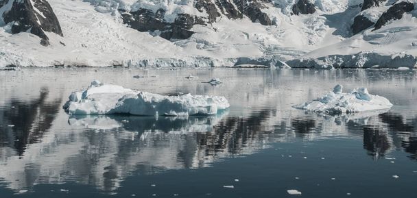 Montagnes enneigées par temps ensoleillé, baie de Paraiso, Antartica. - Photo, image