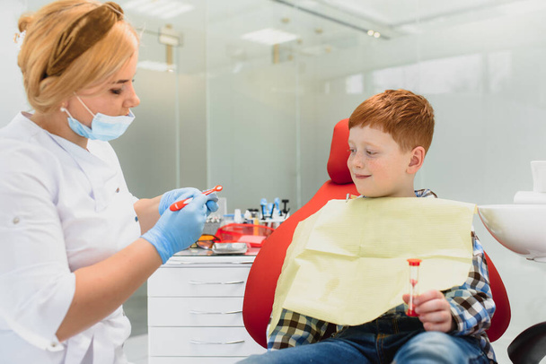 Boy satisfied with the service in the dental office. concept of pediatric dental treatment - Foto, Imagen