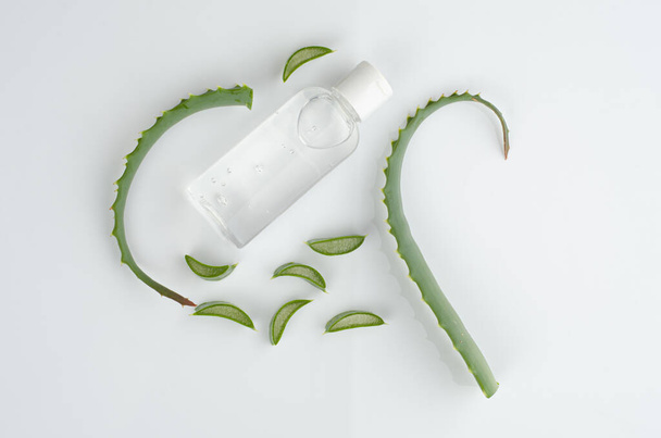 Aloes médicos orgánicos sobre fondo blanco
 - Foto, imagen