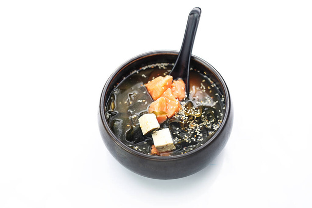 Японський суп. Рибний бульйон з лососем, крабами і водоростями. Традиційна японська кухня. Східна кухня. Обід на темному тлі - Фото, зображення