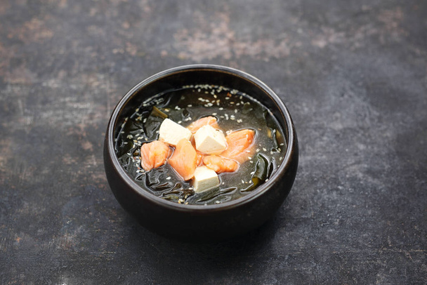 Японський бульйон лосося з тофу і водоростями Традиційна японська кухня.. - Фото, зображення