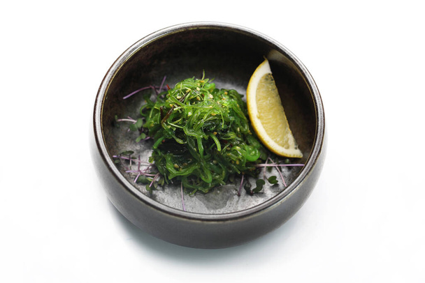 Salát z mořských řas se sezamovými semínky. Tradiční japonský salát.Tradiční japonská kuchyně - Fotografie, Obrázek