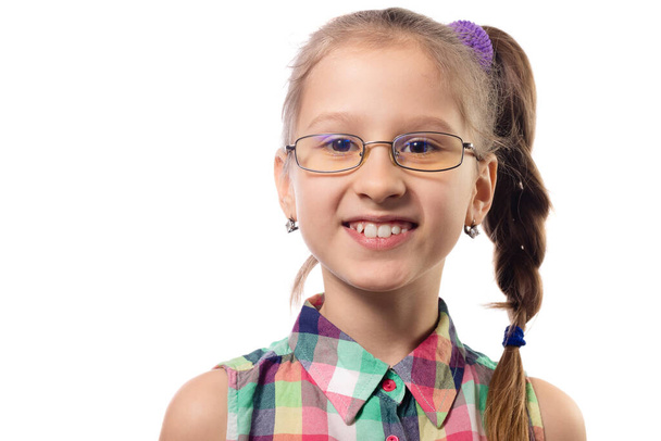 Pequena menina bonito em óculos posando em um fundo branco. Criança com má visão - Foto, Imagem