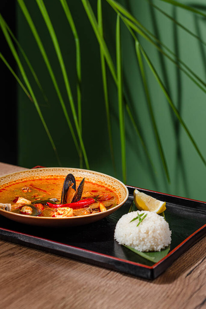 Tom Yam leves tálcán - Fotó, kép