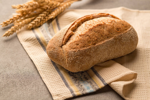 Зерновий здоровий хліб з насінням і хрусткою ароматною скоринкою на рушнику
. - Фото, зображення