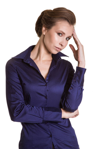 Una mujer de negocios pensativa con camisa azul. Fondo blanco. Dolor de cabeza
. - Foto, Imagen