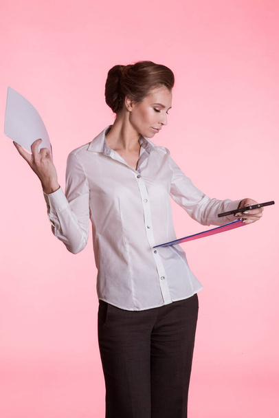 Mulher de negócios com um tablet em um fundo rosa
 - Foto, Imagem