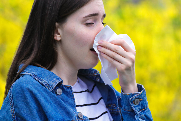 Вірусна інфекція, молода дівчина кашляє в тканинному папері
 - Фото, зображення