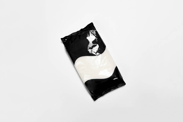 Πλαστική διάφανη τσάντα (συσκευασία) με πλήρη κρυσταλλική ζάχαρη που απομονώνεται σε λευκό, πακέτο κενού Mock-up.. - Φωτογραφία, εικόνα