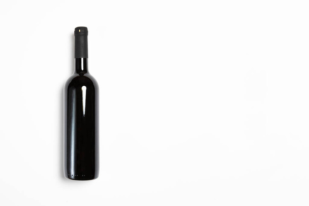 Rotwein und eine Flasche isoliert auf weißem Hintergrund. Mock-up.High-Resolution-Foto. - Foto, Bild